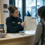 Office de tourisme Brest rue du Château : employés et brochures dans un hall vitré