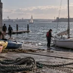 Centre nautique de Brest : rampe de mise à l’eau au Moulin Blanc, kayaks et voilier