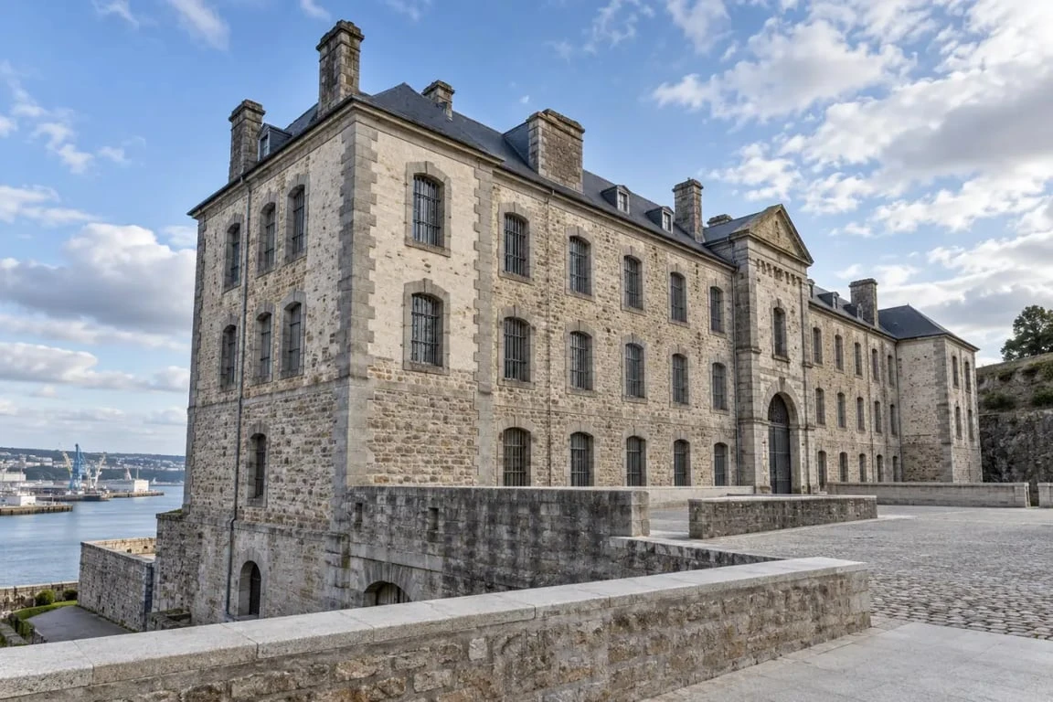 Visite prison Pontaniou Brest, vue extérieure de l’ancienne prison dans le quartier des Capucins
