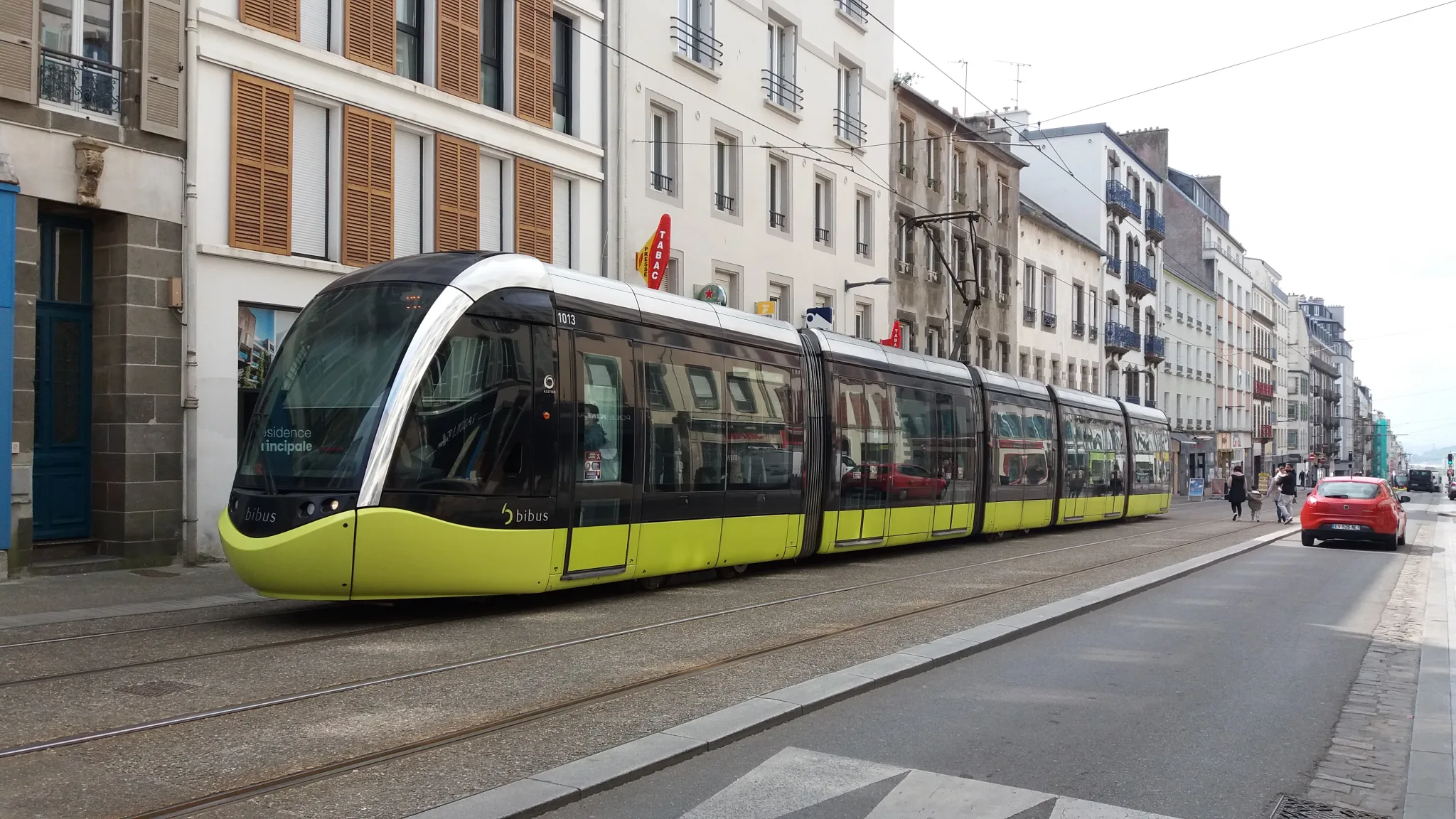 La rue Jean-Jaurès et le tramway à Brest, illustration du centre-ville. Photo de contexte ; elle ne représente pas la boutique.