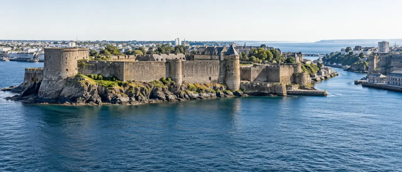 Château de Brest dominant la Penfeld et la rade de Brest
