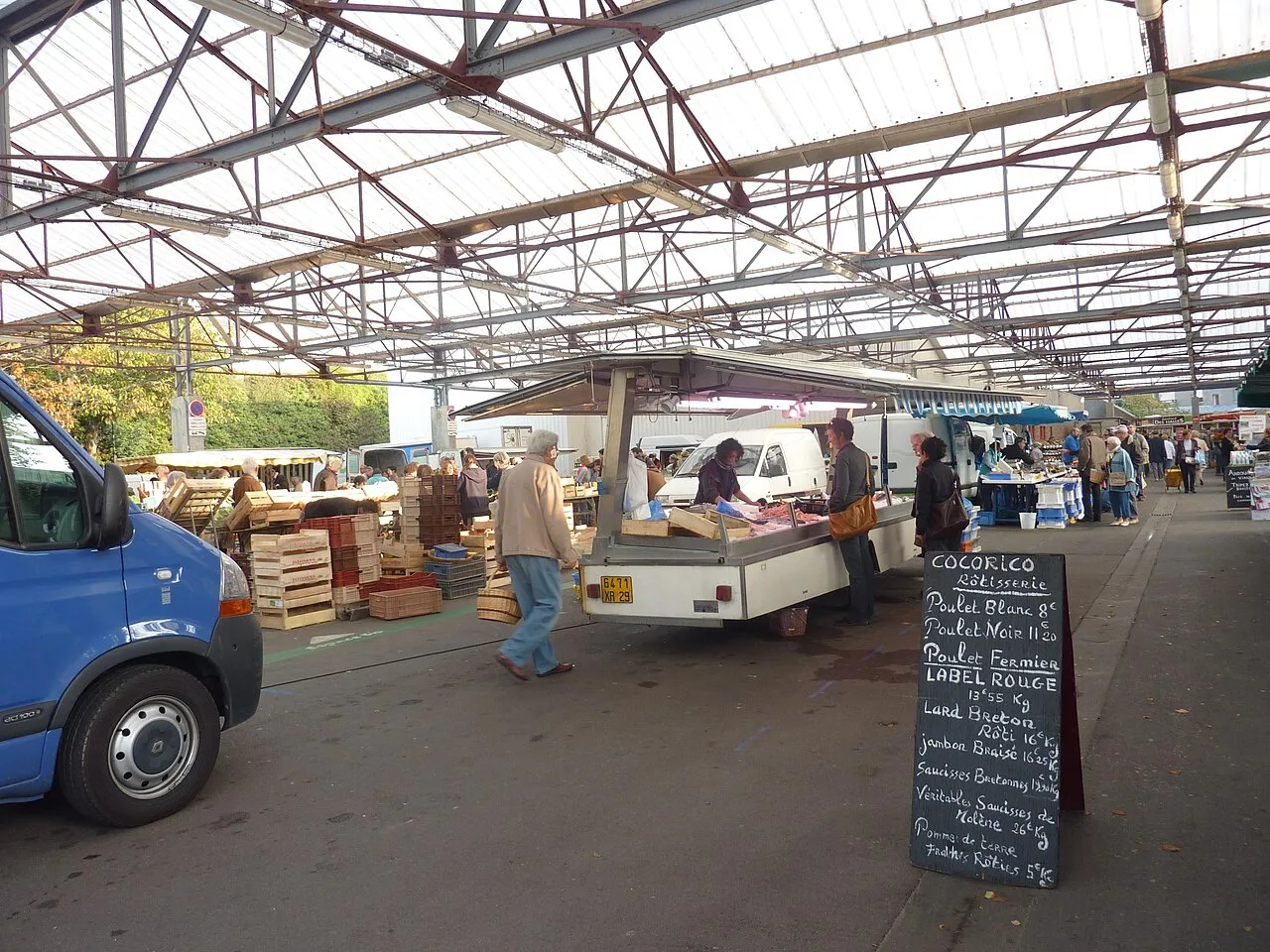 Les halles de Kérinou lors du marché biologique du 15 octobre 2011.