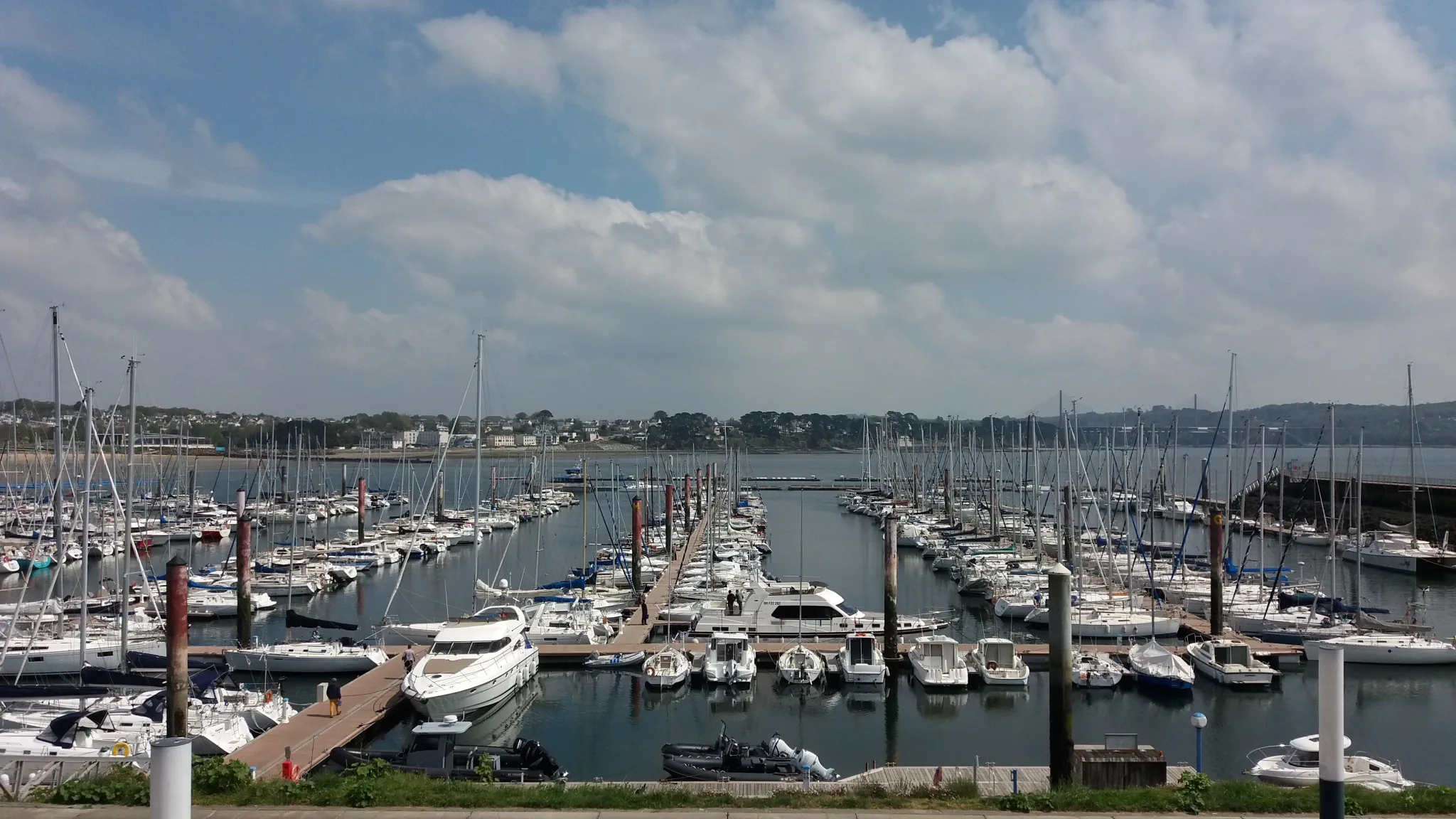 Le port de plaisance du Moulin-Blanc à Brest. Photo du secteur, sans représentation du restaurant.