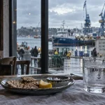Où manger face au port Brest : assiette fruits de mer et vue sur la rade
