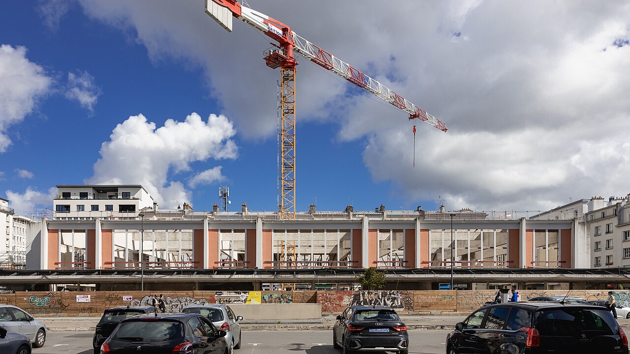 La halle Saint-Louis en travaux, le 8 septembre 2025. Vue de contexte, distincte du marché de plein air.